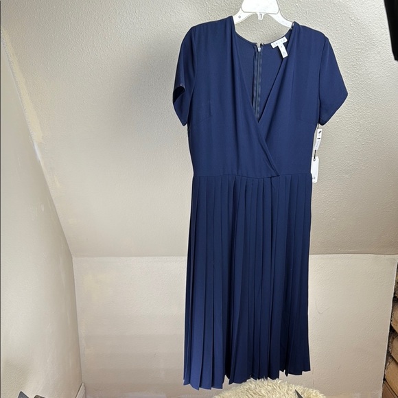 NWT Leith Navy Blue Pleated deep V-Neck, Faux Wrap Midi Dress - Picture 1 of 7